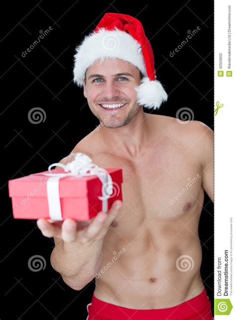 L Uomo Muscolare Sorridente Che Posa In Santa Sexy Equipaggia Il Regalo D Offerta Fotografia