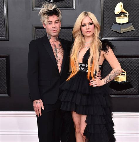 Avril Lavigne Mod Sun Are Engaged After 1 Year Of Dating Details