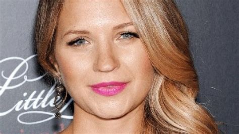 vanessa ray s body measurements including breasts height and weight famous breasts