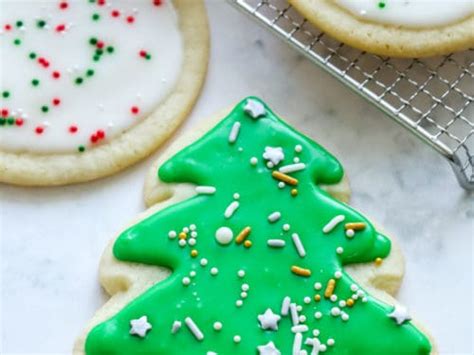 Begin filling the interior of the border drawn on each cookie with the flood icing, being careful not to add too much that it overflows the border icing. Easy Sugar Cookie Icing No Corn Syrup : Easy Sugar Cookie ...