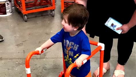 Sorprenden A Niño Que No Podía Caminar Construyéndole Un Andador