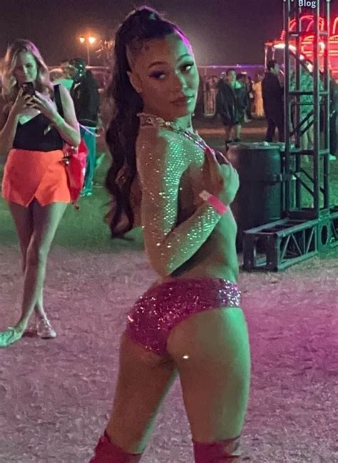 Coi Leray Displays Her Sexy Butt Tits While Enjoying The Neon