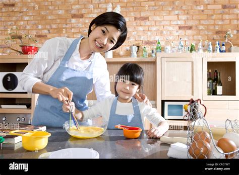 Madre E Hija En La Cocina En La Cocina Fotografía De Stock Alamy