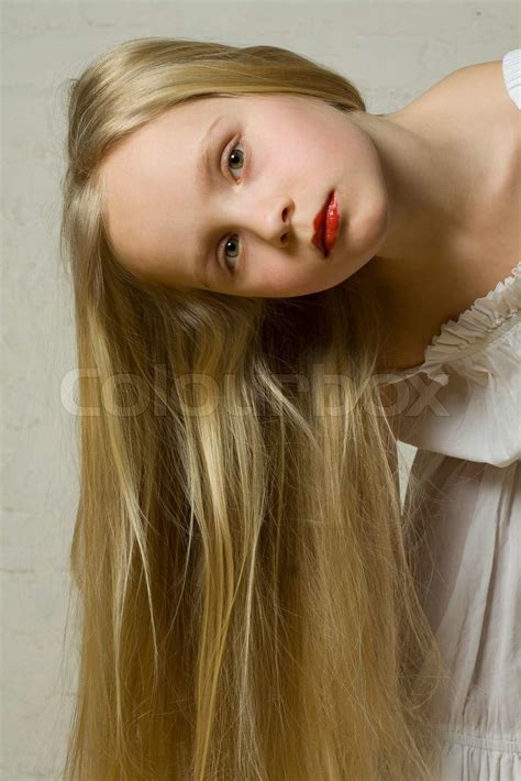 junge schöne mädchen mit langen blonden haaren stock bild colourbox