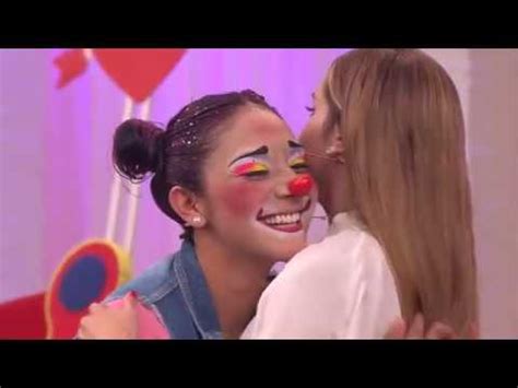 Andrea escalona es una actriz, presentadora de televisión y cantante. Andrea Escalona le regala Ciclon Jeans a Payasita ...