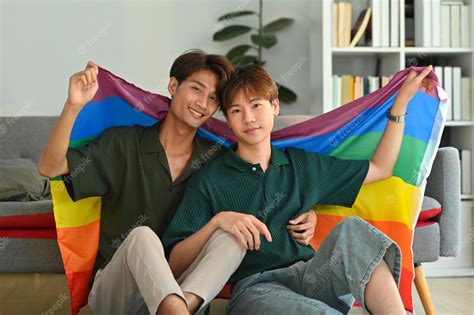 Imagem De Casal Gay Se Abraçando Sob A Bandeira Do Orgulho Lgbt Amor