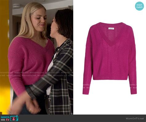 Wornontv Leightons Pink V Neck Cable Knit Sweater On The Sex Lives Of