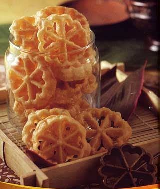 Berikut resep kue untir untir krispi gurih terbuat dari terigu dengan atau tanpa telur. Kembang Goyang