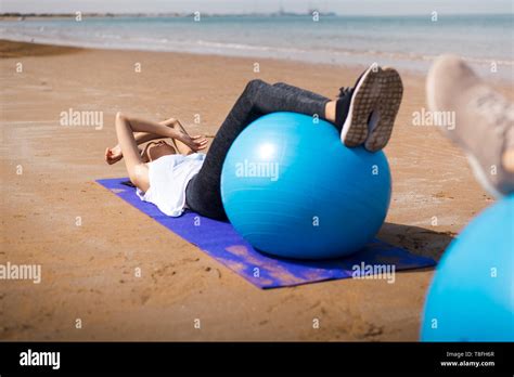 Femme allongée sur le ventre à la plage Banque de photographies et d