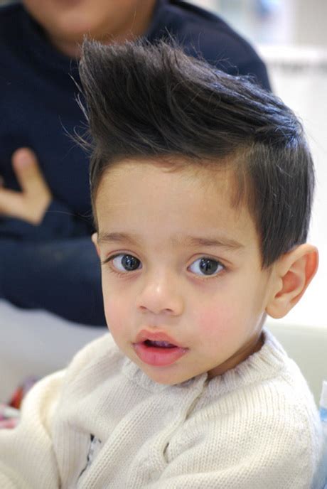 Que ce soit un petit garçon ou une fillette, lorsqu'ils sont jeunes, c'est. Coupe de cheveux enfants