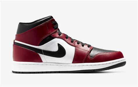 Official images of the 'chicago black toe' air jordan 1 mid has arrived which is expected to release soon. NIKE AIR JORDAN 1 MID CHICAGO BLACK TOEが6/3に国内発売予定【直リンク有り】
