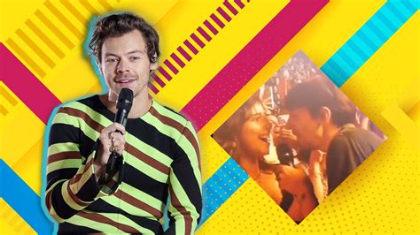 joven se apodera del micrófono en concierto de harry styles y sorprende a su novia con romántica