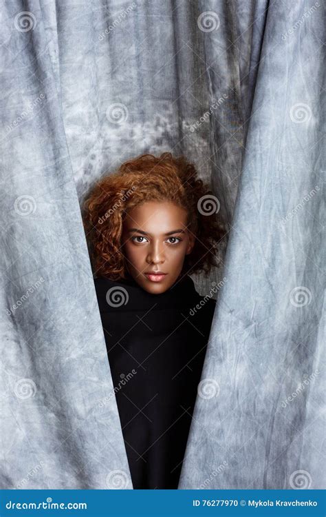 jeune belle pose africaine de fille s enveloppant en tissu gris photo stock image du adulte