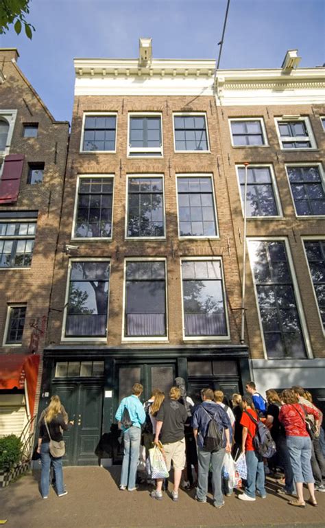 Der heute noch sichtbare anbau war während des krieges durch nahe gelegene häuser verdeckt, was ihn zum perfekten versteck machte. Amsterdam- die Geschichte des Anne-Frank-Hauses ...
