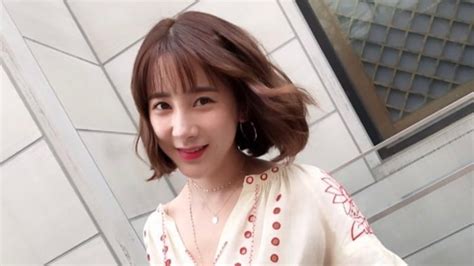 Cô ra mắt năm 2002 với vai trò là một thành viên của nhóm jewelry. Seo In Young Leaves Star Empire Entertainment | Soompi