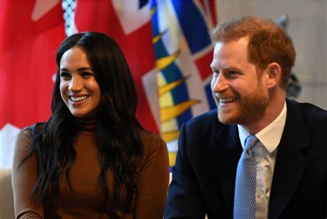 Prince harry checked that meghan knew how to curtsey while on the way to the house to meet the queen for the first time, and gave her a quick lesson before meeting her majesty. Queen to send TV message hours before Harry and Meghan's ...