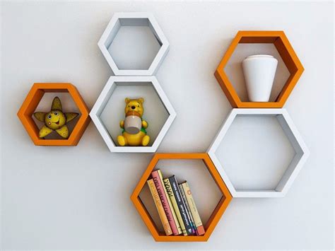 Pelbagai figur, konsep, dan warna bisa dikombinasikan untuk mempercantik dinding ruang tetamu. 6 Ide Kreatif Hiasan Dinding Dari Kayu