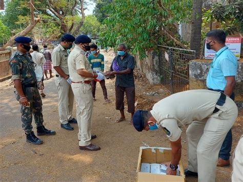 Teams Of Goa Crime Branch Supply Ration To Migrant Labourers