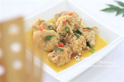 The ingredients are chicken, mushroom and hard boiled egg. HaNa's FamiLy: Creamy Butter Chicken