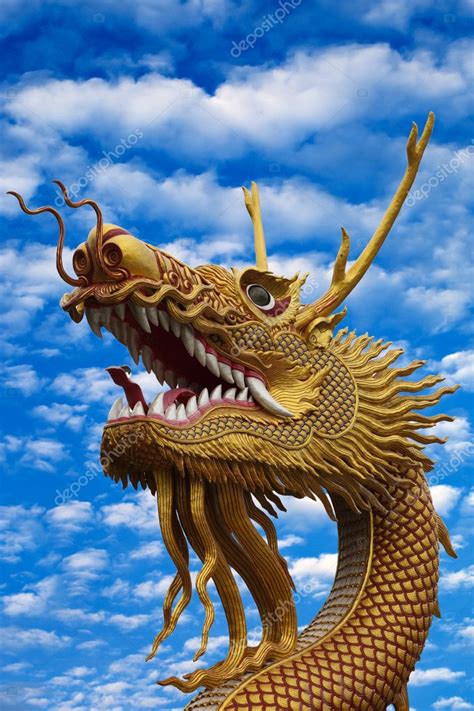 Golden Chinese Dragon Statue — Stock Photo © Pigdevilphoto 7018616