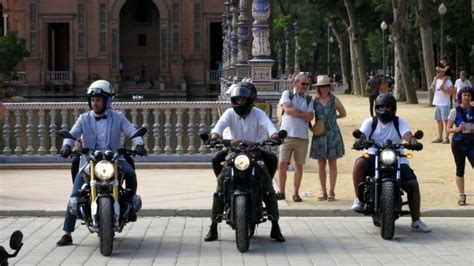 Um Passeio Pela Espanha Com Fãs Do Mundo Das Motocicletas