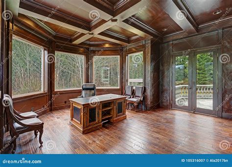 别致的木头镶板了家庭办公室特点coffered天花板 库存图片 图片 包括有 实际 家庭 简单 设计员 105316007
