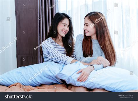 Happy Same Sex Asian Lesbian Couple Foto Stock Shutterstock