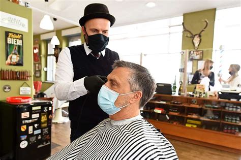 Allerdings gilt für friseure eine ausnahme: Video: Diese Corona-Regeln sind beim Friseur zu beachten ...