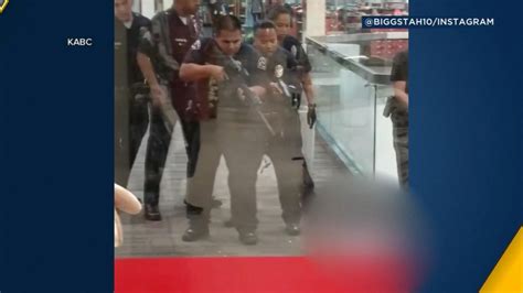 police shoot knife wielding suspect in mall good morning america