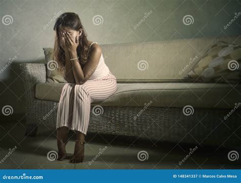 Mujer Triste Y Deprimida Joven En Pijamas En Casa La Tensin Frustrada
