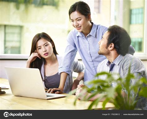 Asian Team Of Business People Working Together In Office — Stock Photo