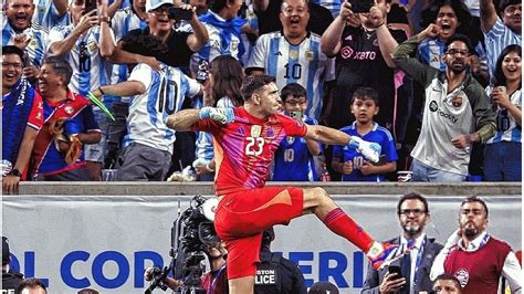 Otra noche dorada del Dibu Martínez en la Selección Argentina