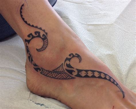 Polynesian Wave Tattoo On Foot I Actually Really Like This One Mary Pilch Tattoos Bein