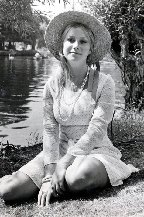30 Stunning Vintage Photos Of A Young Helen Mirren From The 1960s And
