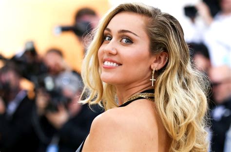 Miley Cyrus Dances To ‘uptown Funk In Her Wedding Dress Watch