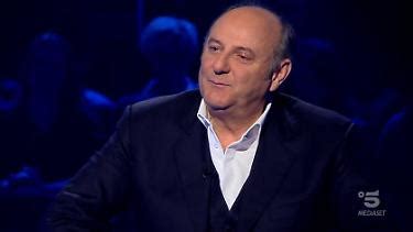 Oggi, il conduttore ha ritrovato finalmente il sorriso con la sua nuova compagna, gabriella perino gerry scotti, l'unico rimpianto dopo il divorzio. Chi vuol essere milionario?, la nonna gravemente malata ...