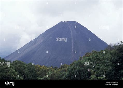 Volcán Izalco Un Volcán En El Parque Nacional Cerro Verde El Salvador