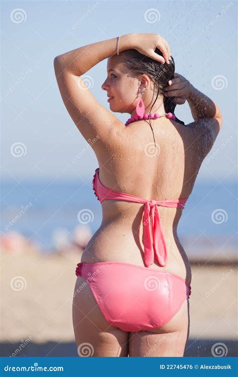 Nasses M Dchen Im Bikini Auf Ge Ffneter Luft Stockfoto Bild Von Rosa Mollig