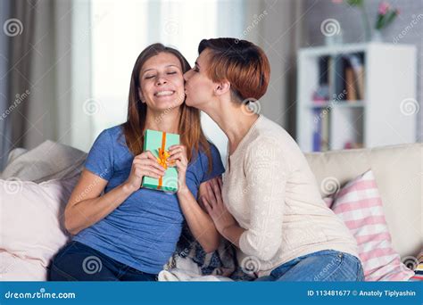 homoseksueel paar van lesbische vrouwen thuis op de laag celebrat stock afbeelding afbeelding