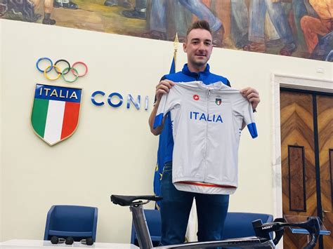 Sua anche la maglia bianca di miglior giovane. Viviani ci presenta la maglia dell'Italia alle Olimpiadi e ...