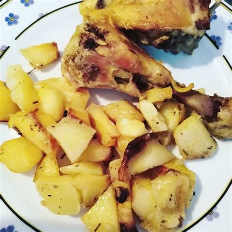 1 pollo tagliato a pezzi, 2 kg di patate tagliate a tocchetti, 2 rami rosmarino Come cucinare il pollo con le patate | Ricetta ed ...