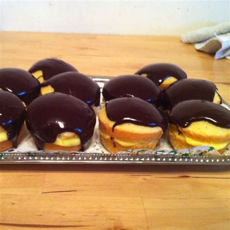 Boston cream pie cupcakes are tasty, impressive desserts that you'll love serving! Boston cream pie cupcakes @chrissysample | Delicious ...