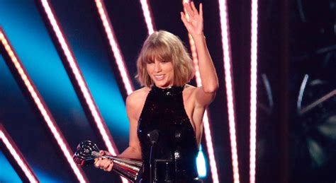 Taylor Swift Uses Calvin Harris Real Name In Iheartradio Acceptance