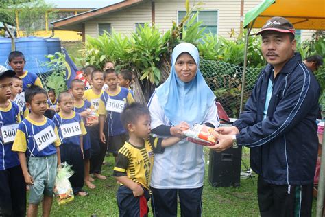 Dasar ini menyokong pelaksanaan falsafah pendidikan kebangsaan yang berhasrat untuk melahirkan insan yang seimbang dari segi intelek, rohani, emosi dan jasmani. Blog Sekolah Kebangsaan Belipat Lawas, Sarawak: Larian 1 ...