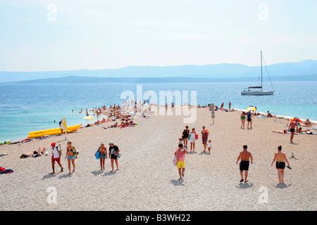 Touristen Am Strand Zlatni Rat In Bol Auf Der Insel Bra Kroatien Stockfotografie Alamy