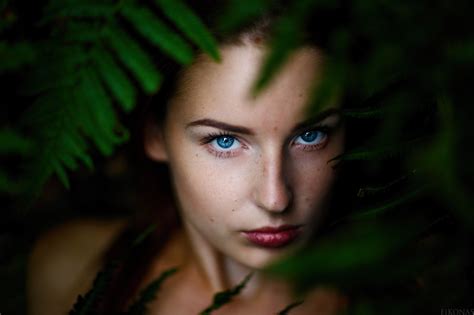 배경 화면 얼굴 여자들 모델 초상화 피사계 심도 파란 눈 식물 사진술 닫다 녹색 피부 색깔 소녀 아름다움 어둠 인물 사진 갈색 머리 인간의