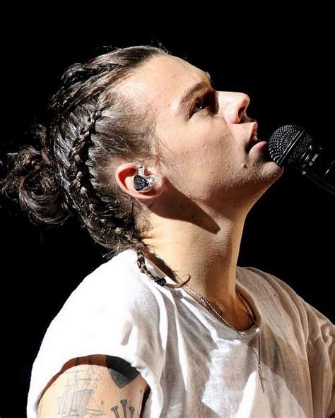 See photos of harry styles with short hair. Harry Styles Hairstyles: Characteristics + Hair Tutorial ...