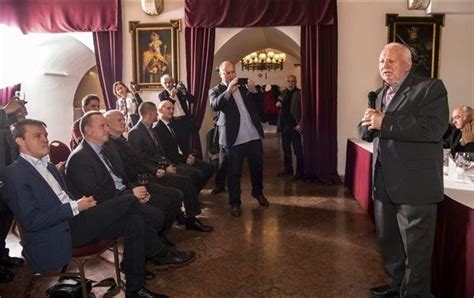 Neve számunkra egyet jelent a megalkudni képtelen minőséggel. Mátyás Szőke ist Winzer des Jahres | Ungarn-TV.com ...