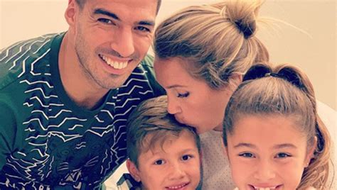 He started dating his girlfriend sofia balbi at the age of 15. A Luís Suárez 'se le cae la baba' con sus hijos