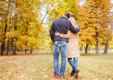 Pareja Abrazándose En Otoño Parque De Espalda — Fotos De Stock 53078469